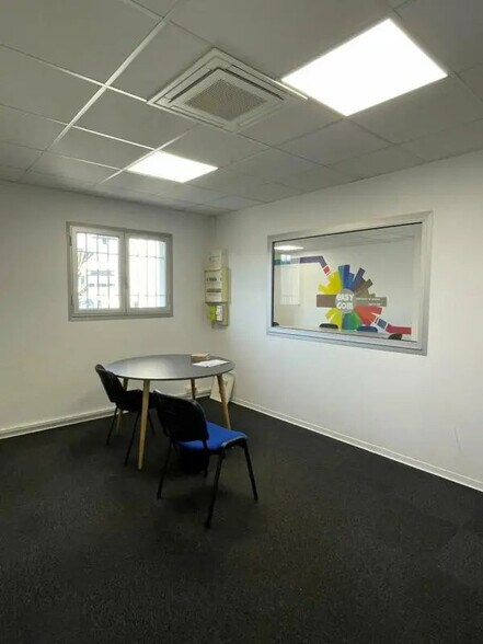 Office in Cenon for lease - Interior Photo - Image 2 of 12