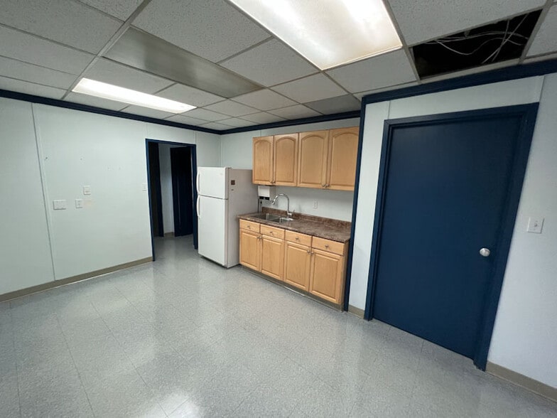 5809 98 St, Edmonton, AB for lease - Interior Photo - Image 2 of 9