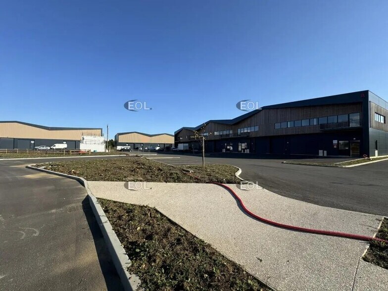 Local d'activités dans Moissy-Cramayel à vendre - Photo du bâtiment - Image 1 de 2