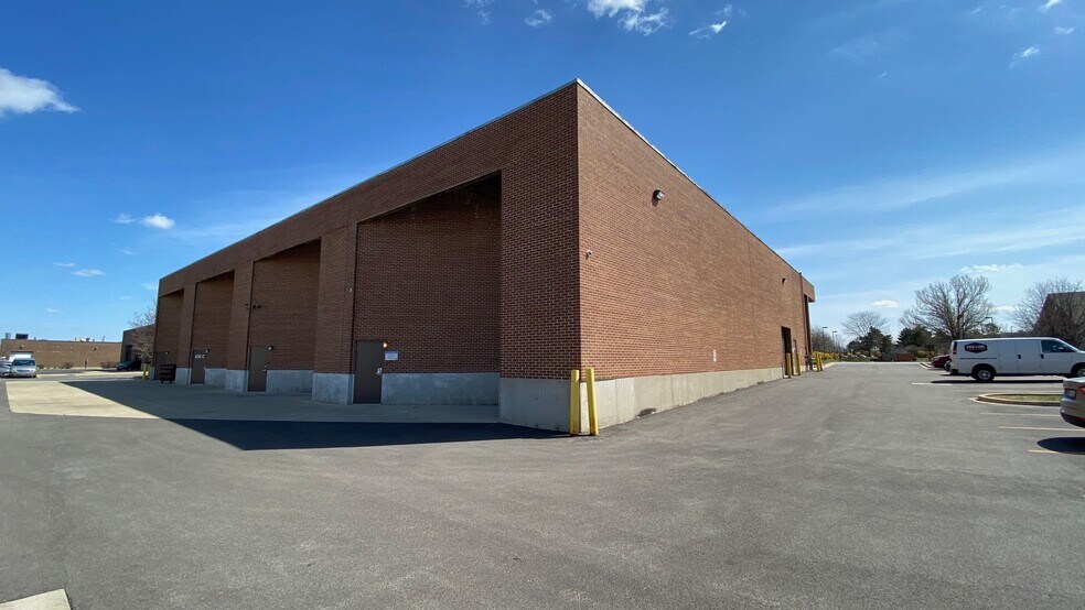 636 Remington Rd, Schaumburg, IL à louer - Photo du bâtiment - Image 2 de 9