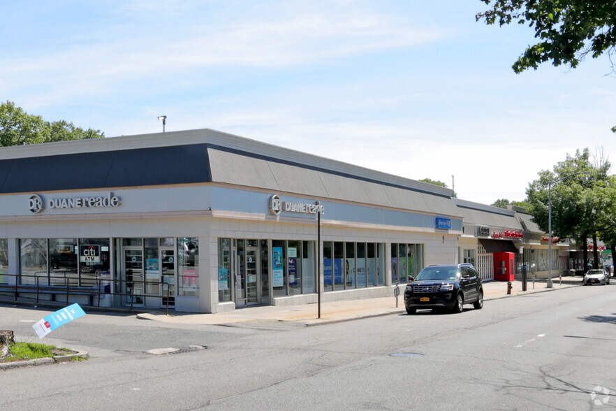 24946 Horace Harding Expy, Douglaston, NY à vendre - Photo du bâtiment - Image 2 de 9