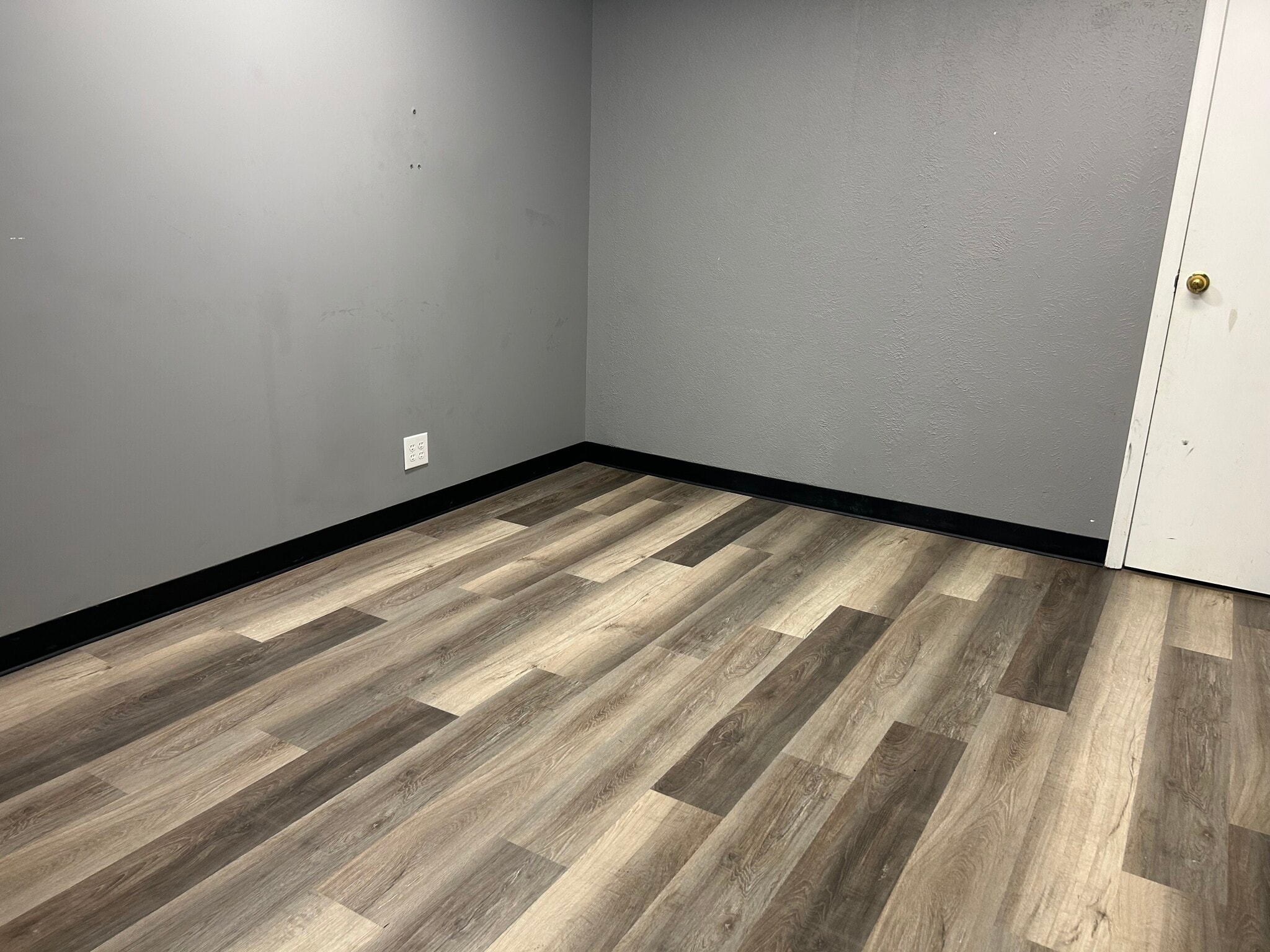 2734 W Kingsley Rd, Garland, TX for lease Interior Photo- Image 1 of 2