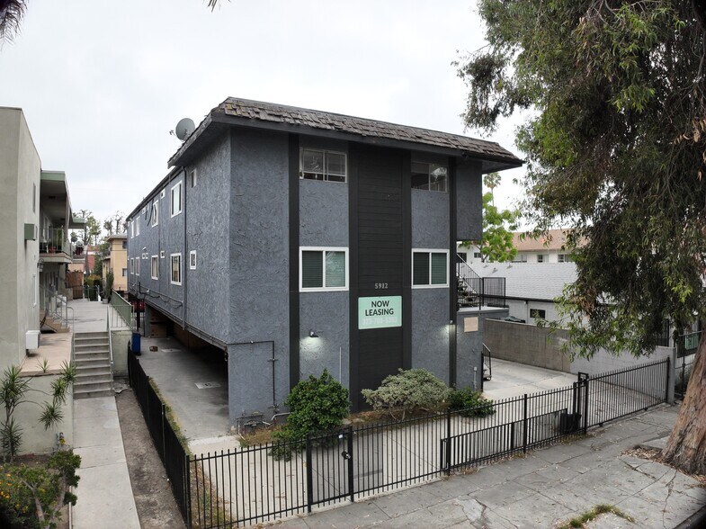 5912 Willoughby Ave, Los Angeles, CA à vendre - Communauté Matterport - Image 2 de 11