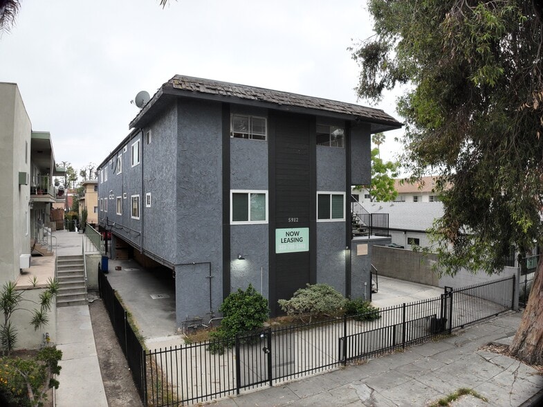 5912 Willoughby Ave, Los Angeles, CA for sale - Matterport Community - Image 2 of 11