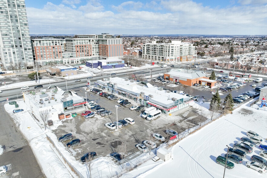4779 Steeles Ave E, Toronto, ON à louer - Photo du bâtiment - Image 2 de 3
