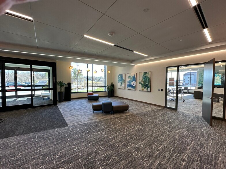 2975 Holiday Ct, Eagan, MN for lease - Interior Photo - Image 2 of 2