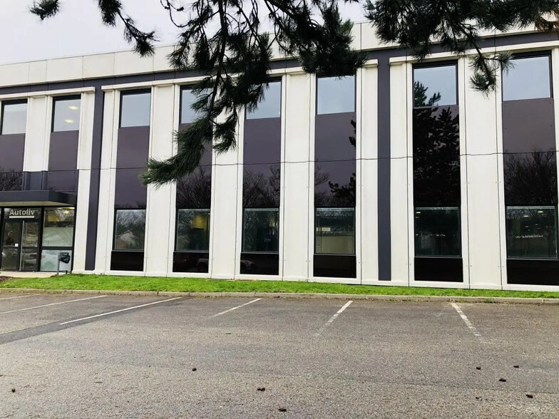 Flex in Cergy for lease - Building Photo - Image 1 of 18