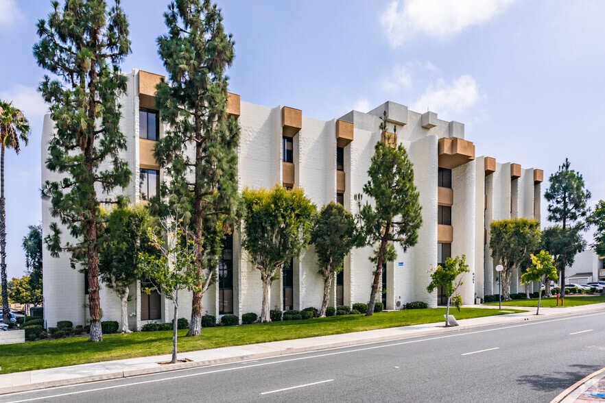 5451 La Palma Ave, La Palma, CA for lease - Primary Photo - Image 1 of 6