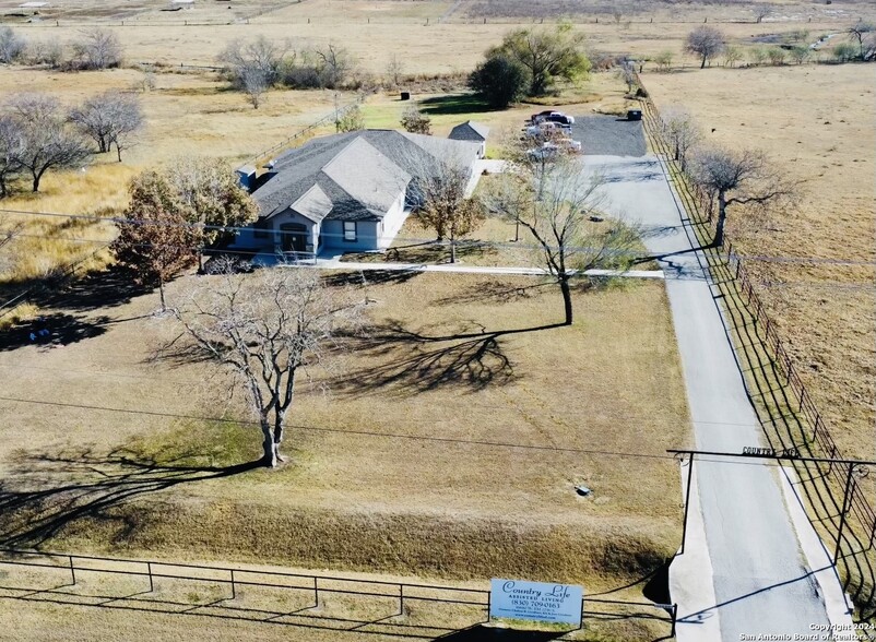 16680 W FM 2790 S, Lytle, TX à vendre - Photo du bâtiment - Image 2 de 20