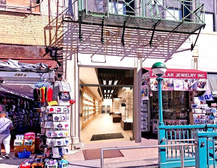 255A Canal St, New York, NY à louer - Photo du bâtiment - Image 2 de 13