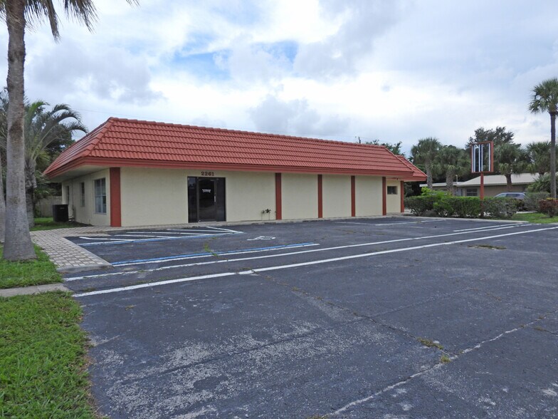 2261 Sarno Rd, Melbourne, FL à louer - Photo du bâtiment - Image 3 de 16