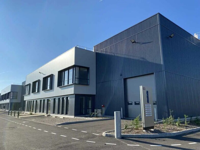 Bureau dans Saint-Priest à louer - Photo du bâtiment - Image 2 de 13