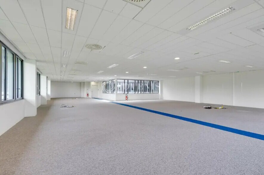 Bureau dans Roissy-en-France à louer - Photo du bâtiment - Image 2 de 8