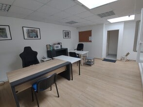 Flex in Villeneuve-le-Roi for lease Interior Photo- Image 2 of 4