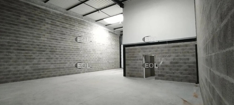 Flex in Chassieu for lease - Interior Photo - Image 2 of 5