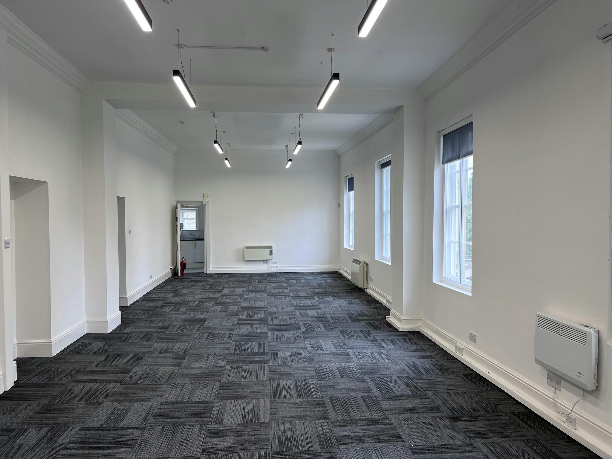 Elmete Ln, Leeds for lease Interior Photo- Image 1 of 6