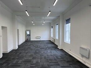 Elmete Ln, Leeds for lease Interior Photo- Image 1 of 6