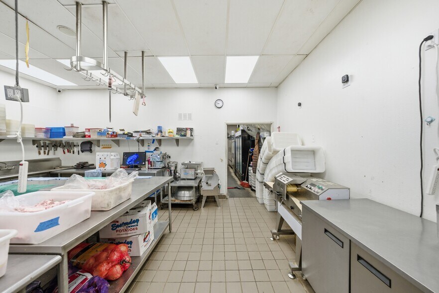 17961 Sky Park Cir, Irvine, CA à louer - Photo du bâtiment - Image 2 de 19