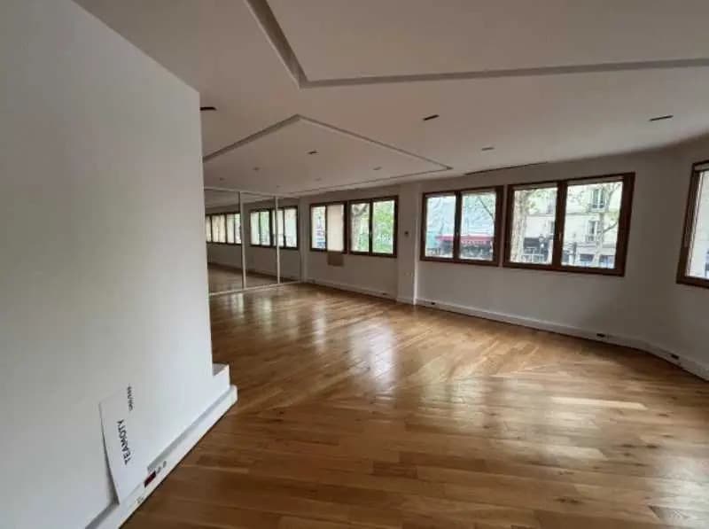 96 Boulevard Barbès, Paris for lease Interior Photo- Image 1 of 5