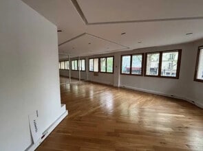 96 Boulevard Barbès, Paris for lease Interior Photo- Image 1 of 5