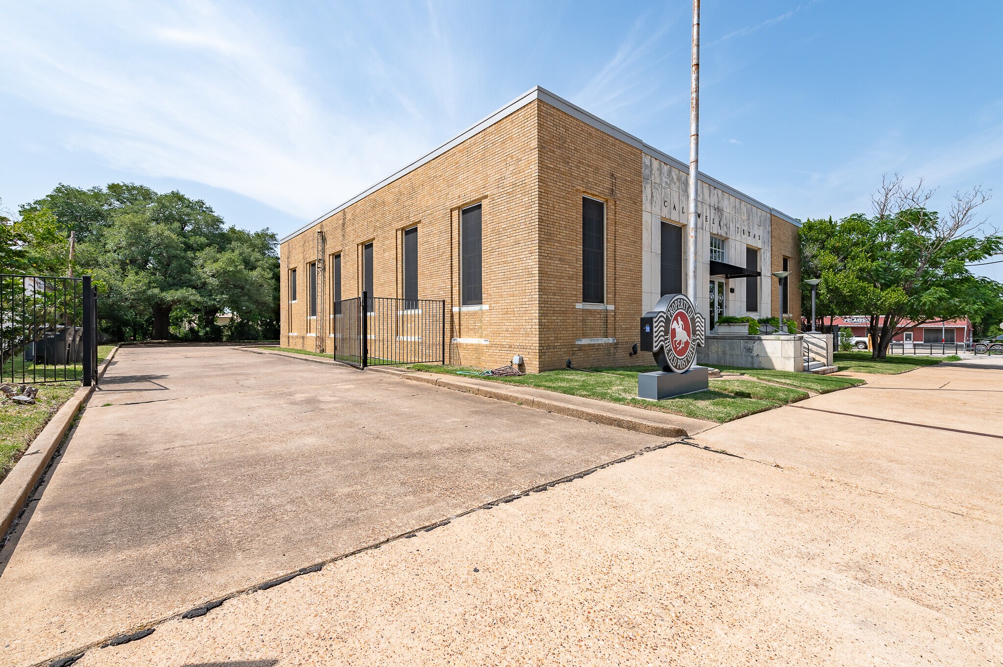 102 W Fox St, Caldwell, TX à vendre Photo du bâtiment- Image 1 de 37