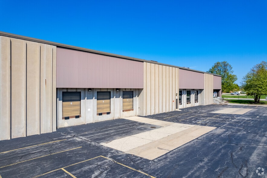 9011-9045 N Deerwood Dr, Brown Deer, WI for lease - Building Photo - Image 2 of 20
