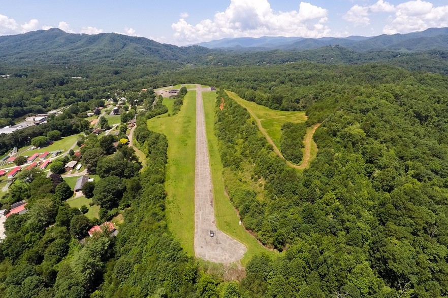 67 Lakeview Dr, Bryson City, NC à vendre - Photo du bâtiment - Image 1 de 1