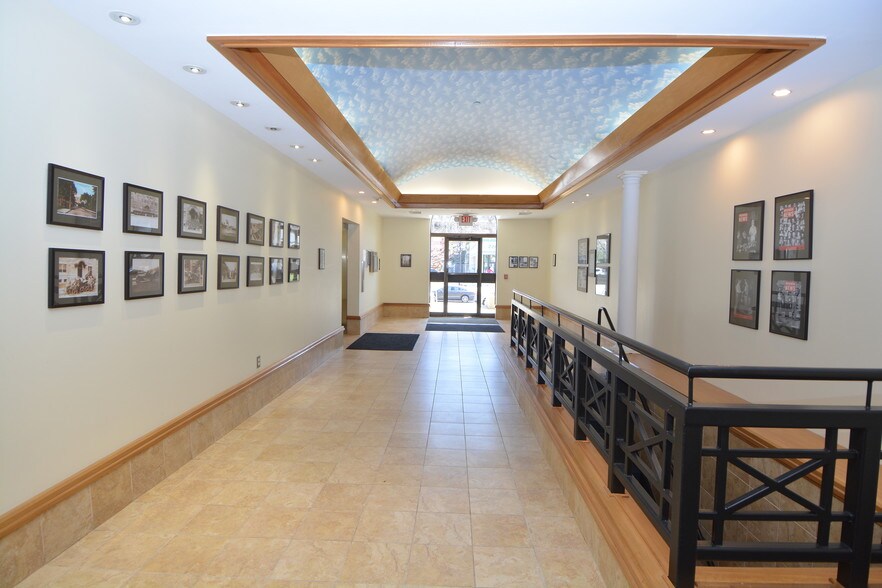 225 N Main St, Bristol, CT à louer - Hall d’entrée - Image 2 de 6