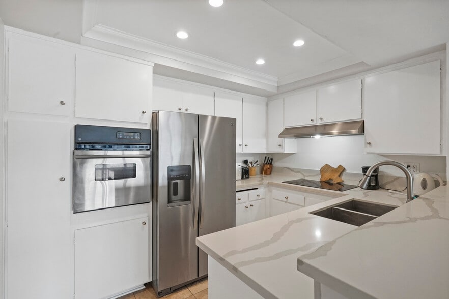 18103 Coastline Dr, Malibu, CA for sale - Interior Photo - Image 2 of 27