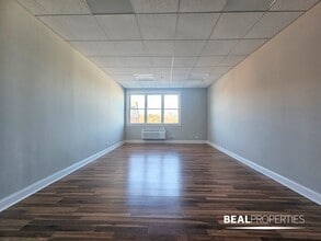 300-310 Happ Rd, Northfield, IL à louer Photo intérieure- Image 1 de 4