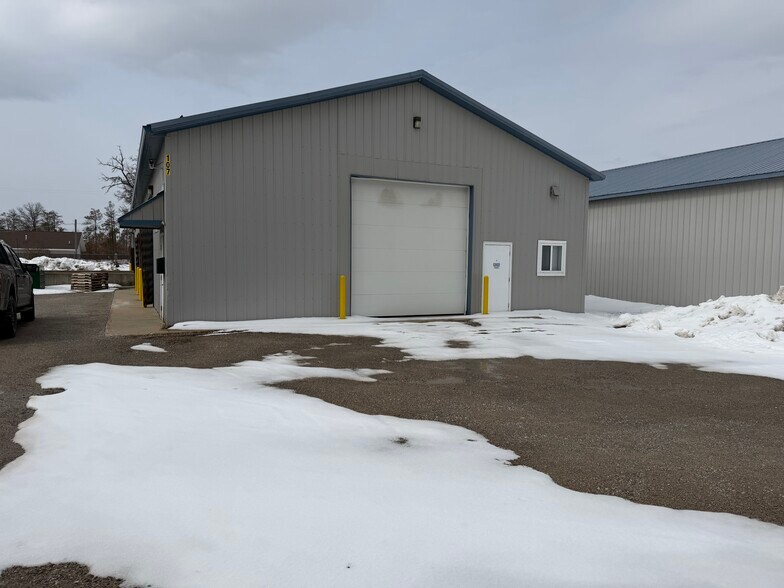 107 W Lewiston Grade Rd, Grayling, MI à louer - Photo du bâtiment - Image 3 de 8