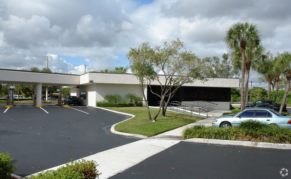 10000 Taft St, Pembroke Pines, FL à louer - Photo du bâtiment - Image 3 de 9