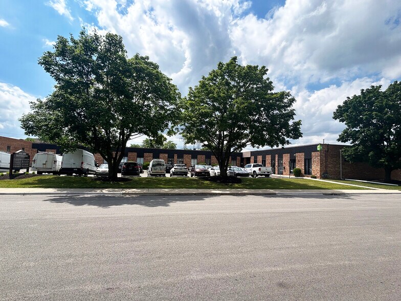 400-490 Bonnie Ln, Elk Grove Village, IL à louer - Photo du bâtiment - Image 3 de 13