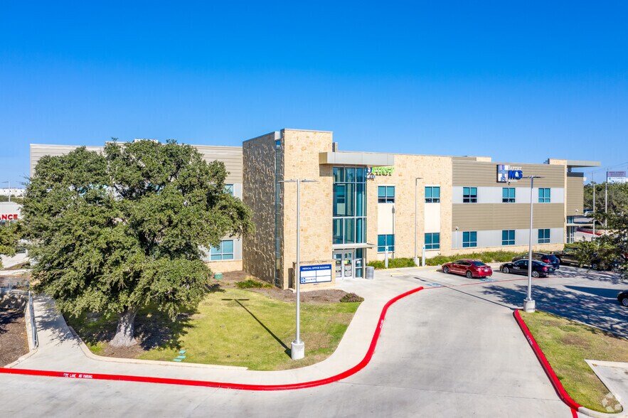 16977 Interstate 35 N, Schertz, TX à louer - Photo du bâtiment - Image 2 de 5