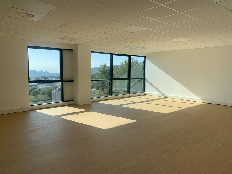 Office in La Ciotat for lease - Interior Photo - Image 2 of 4