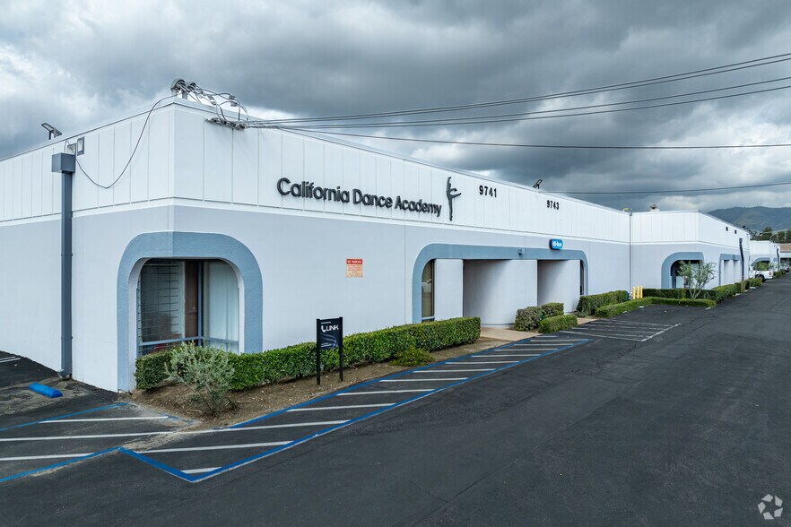 9741-9803 Independence Ave, Chatsworth, CA à louer - Photo du bâtiment - Image 3 de 7