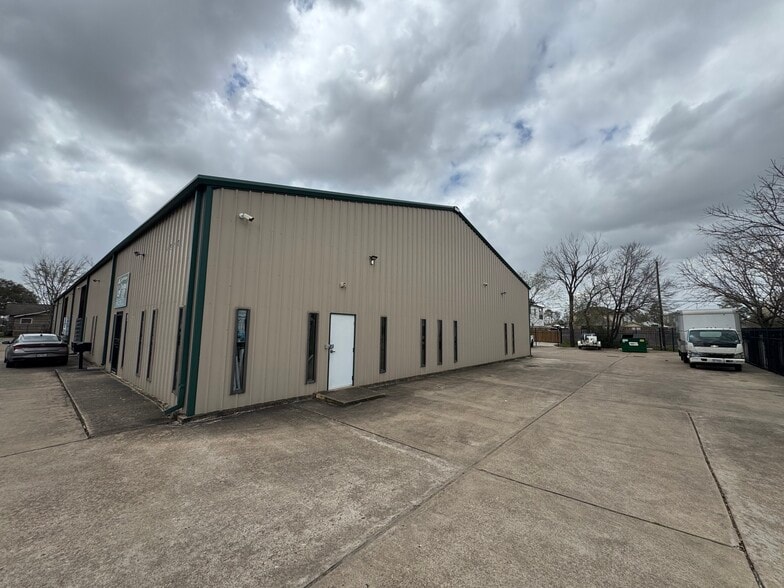 4920 Pinemont Dr, Houston, TX for sale - Building Photo - Image 3 of 15