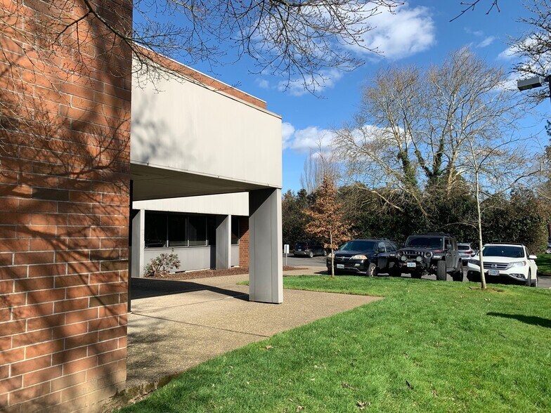 9495 SW Locust St, Portland, OR à louer - Photo du bâtiment - Image 3 de 6