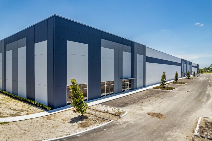 830 17th St E, Palmetto, FL à louer - Photo du bâtiment - Image 3 de 18