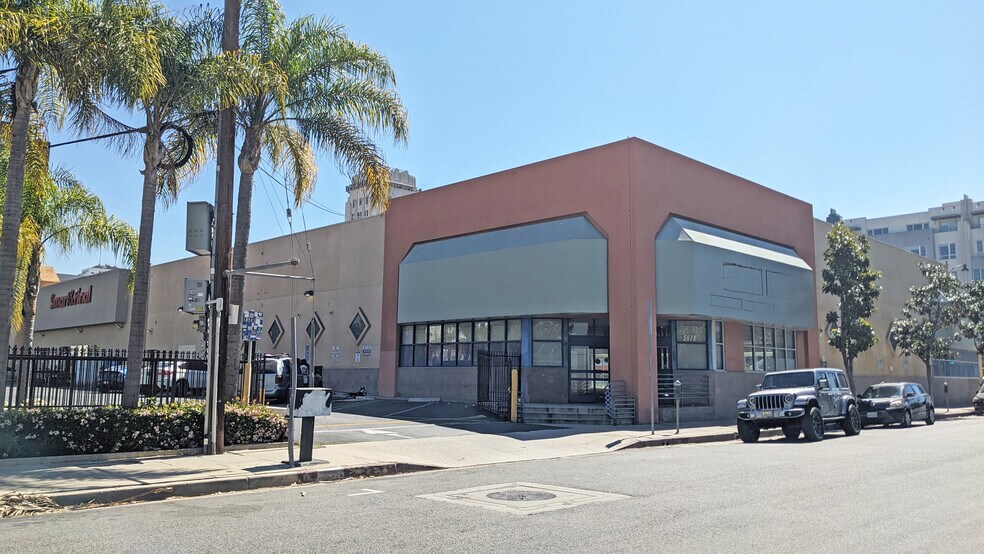 5575 Wilshire Blvd, Los Angeles, CA à louer - Photo du bâtiment - Image 3 de 8