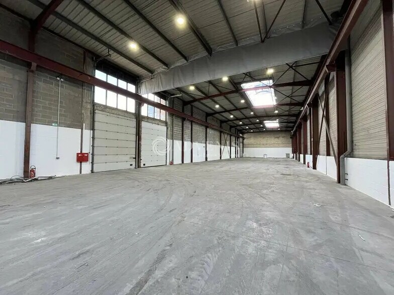 Flex in Le Thillay for lease - Building Photo - Image 1 of 10