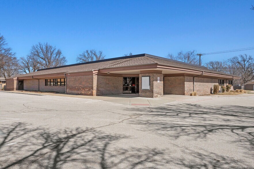 655 N Woodlawn St, Wichita, KS à louer - Photo du bâtiment - Image 2 de 5