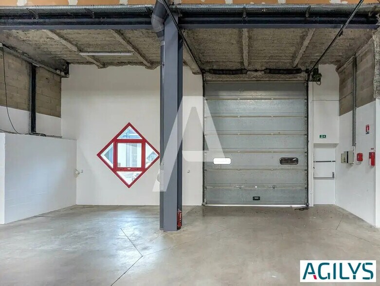 Flex in Élancourt for lease - Interior Photo - Image 1 of 9