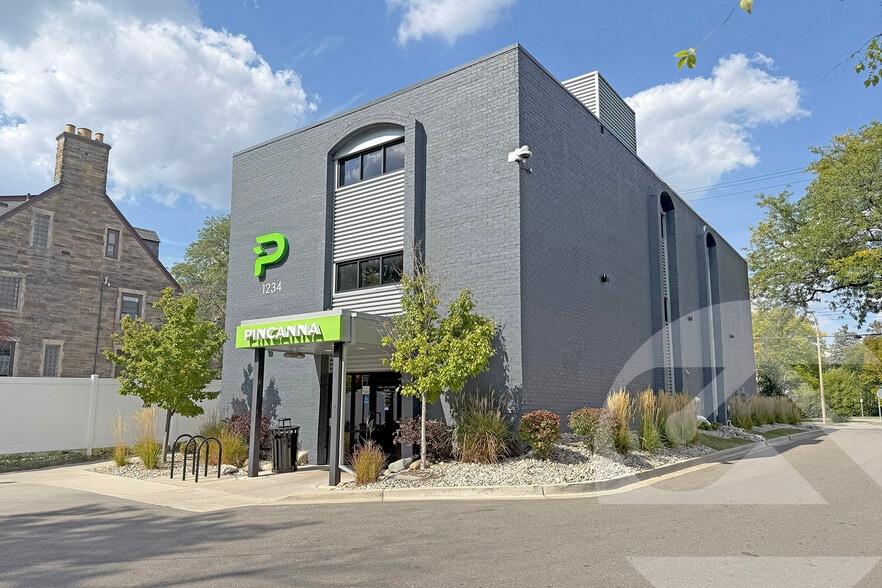 1234 E Grand River Ave, East Lansing, MI à vendre - Photo principale - Image 1 de 1