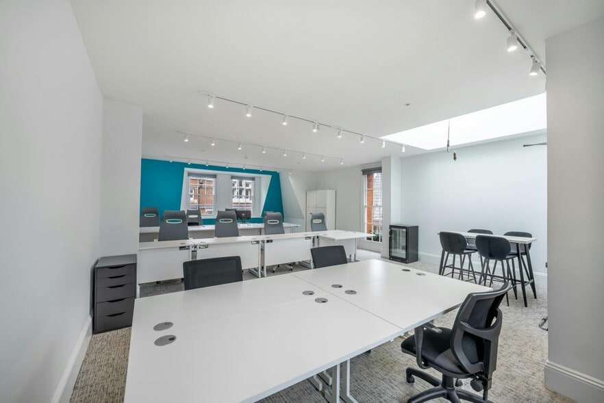 22 Gilbert St, Londres à louer - Photo intérieure - Image 2 de 22