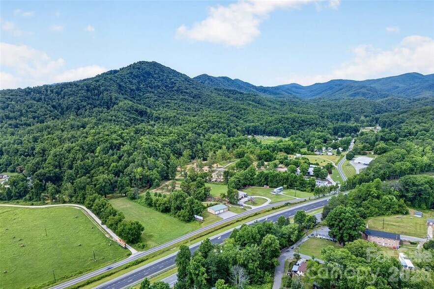 533 Catawba River Rd, Old Fort, NC à vendre - Photo du bâtiment - Image 2 de 15