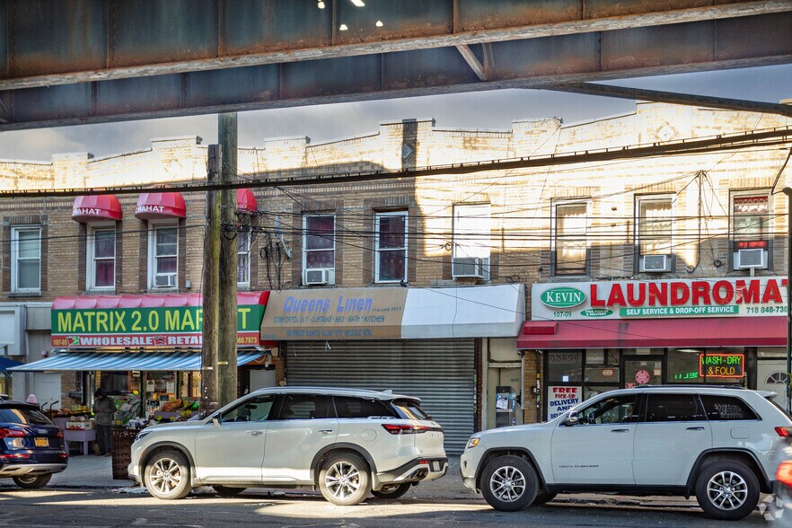 10707 Liberty Ave, Ozone Park, NY à louer - Photo du bâtiment - Image 2 de 5