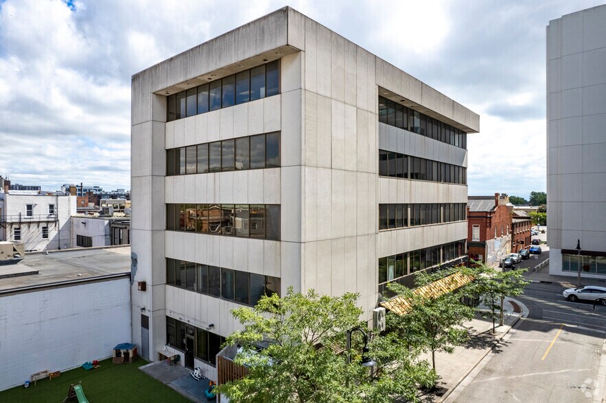 22 King St W, Oshawa, ON à vendre - Photo du bâtiment - Image 2 de 4