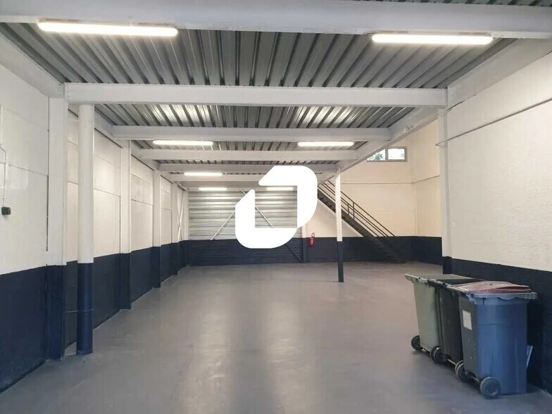 Flex dans Orly à louer - Photo du bâtiment - Image 2 de 16