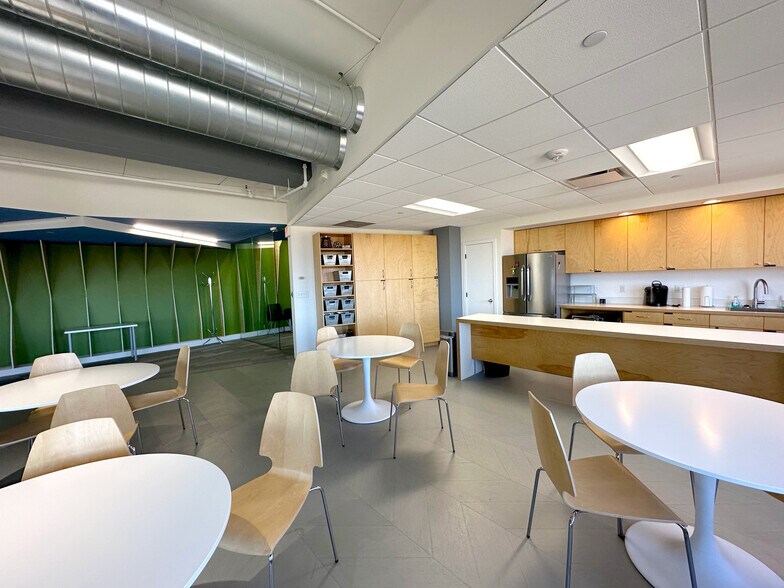 1200 Valley West Dr, West Des Moines, IA à louer - Photo intérieure - Image 2 de 11